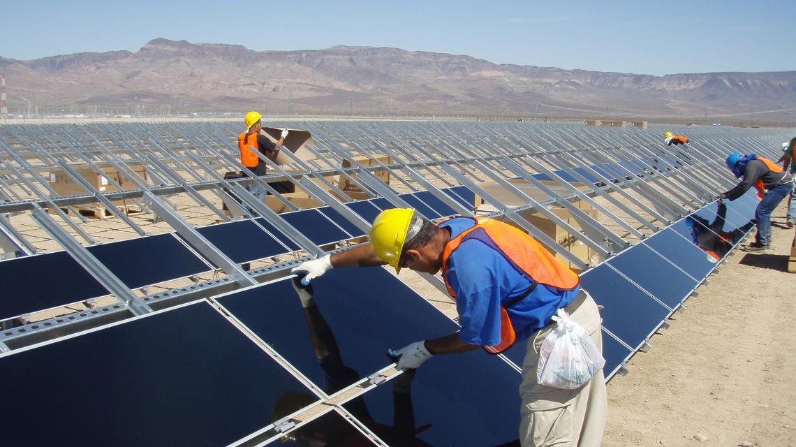 Sempra team members construct the company's first solar panel field on Copper Mountain in Boulder City, 内华达, 美国